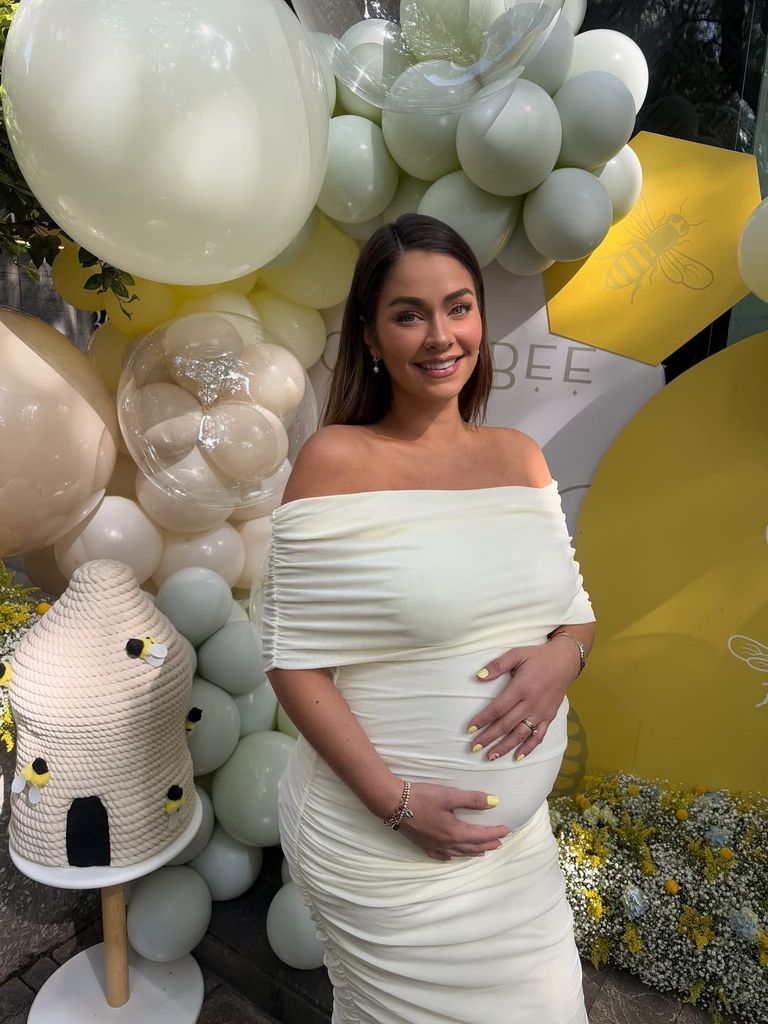 Claudia Martín en su baby shower en Oaxaca.