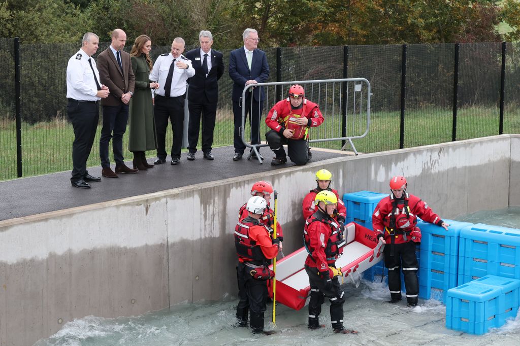 Los príncipes de Gales, observando una práctica en el Northern Ireland Fire & Rescue Service