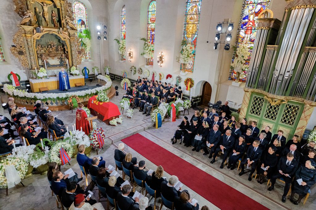 Vista del interior de la catedral de Oslo en el funeral de Harald de Noruega
