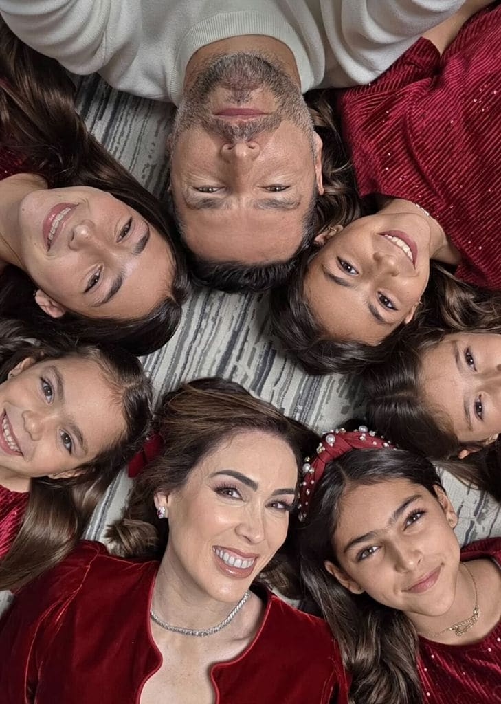 Jacky Bracamontes con Martín Fuentes y sus cinco hijas.