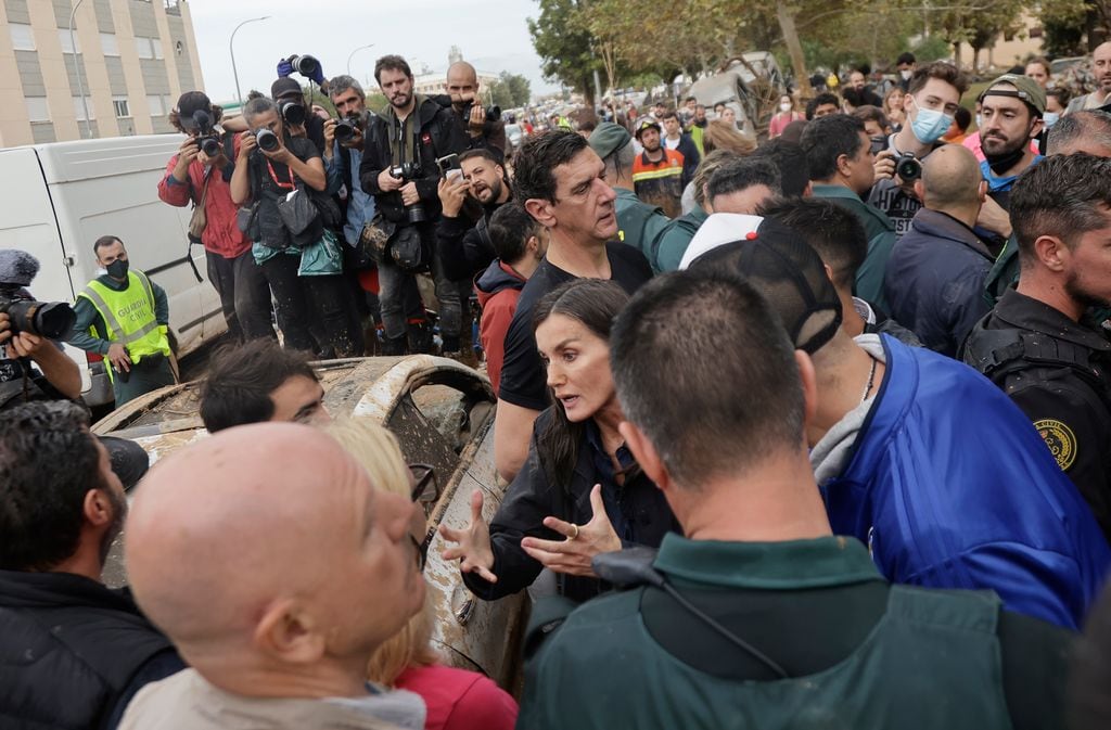 La reina Letizia hablando con vecinos afectados por la DANA en Valencia