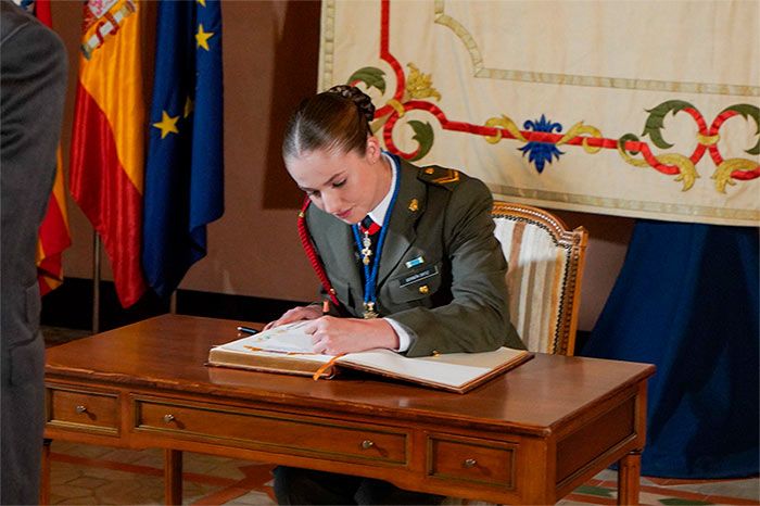 Leonor firma en el libro de Oro de las Cortes