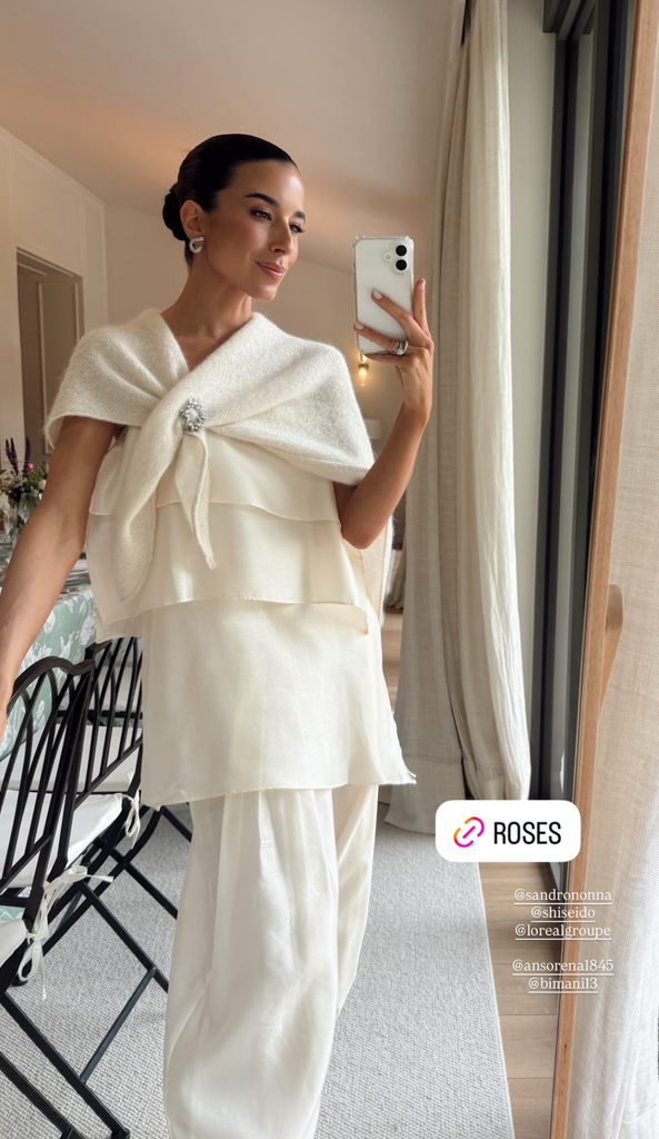 Laura Corsini con look blanco de Bimani en el bautizo de su hijo Javier.