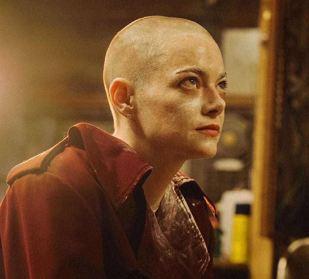 Emma Stone en una imagen de la película Bugonia