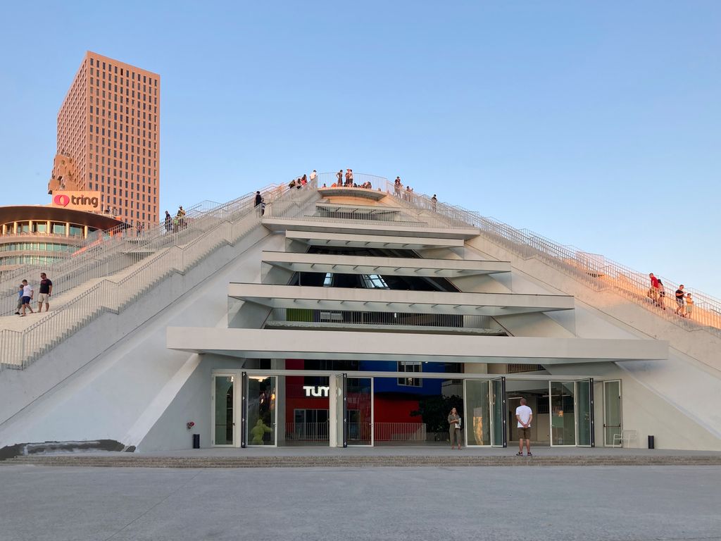 Edificio conocido como La Pirámide en Tirana