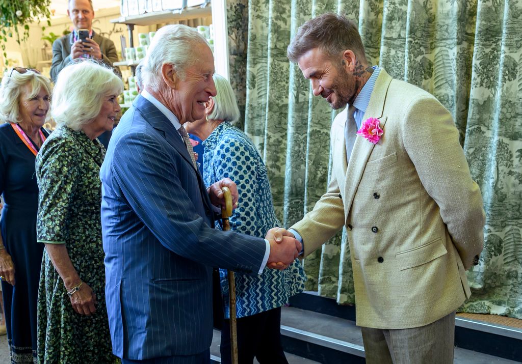 El mes pasado, el exfutbolista fue visto saludando cálidamente al monarca y a la reina Reina Camila en el Chelsea Flower Show, en Londres.