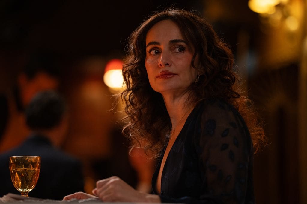 Ana de la Reguera interpreta a Mónica, una mujer en sus cuarenta que, tras su divorcio, se enfrenta a la soltería.