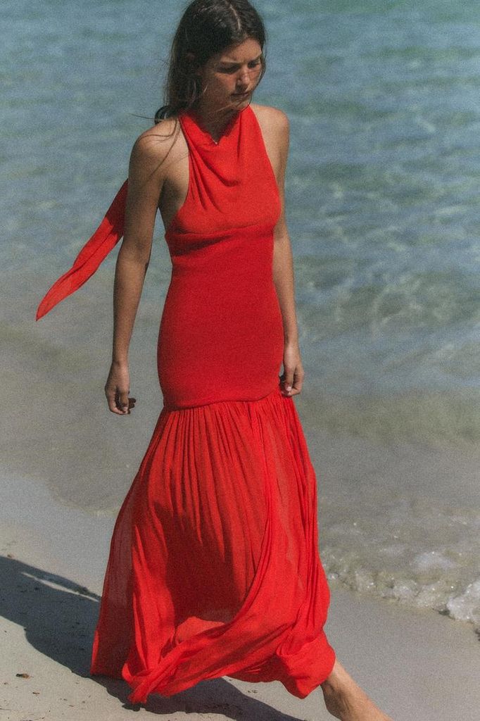 vestido largo y rojo de Zara