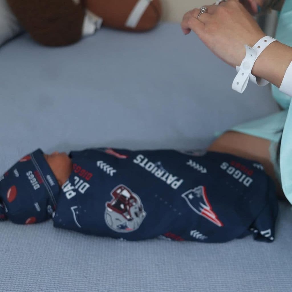 El  pequeño ya luce los colores y logos del equipo de papá 