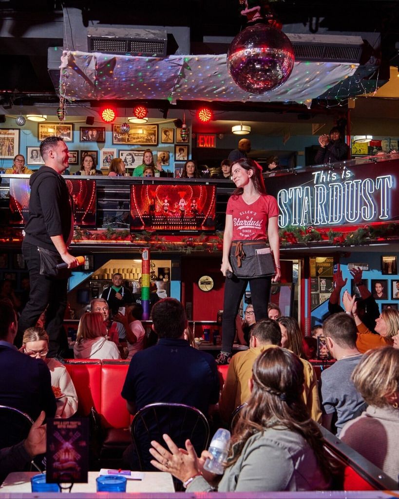 En el Ellen's Stardust Diner de Nueva York, los camareros interpretan clásicos de Broadway mientras sirven las mesas.