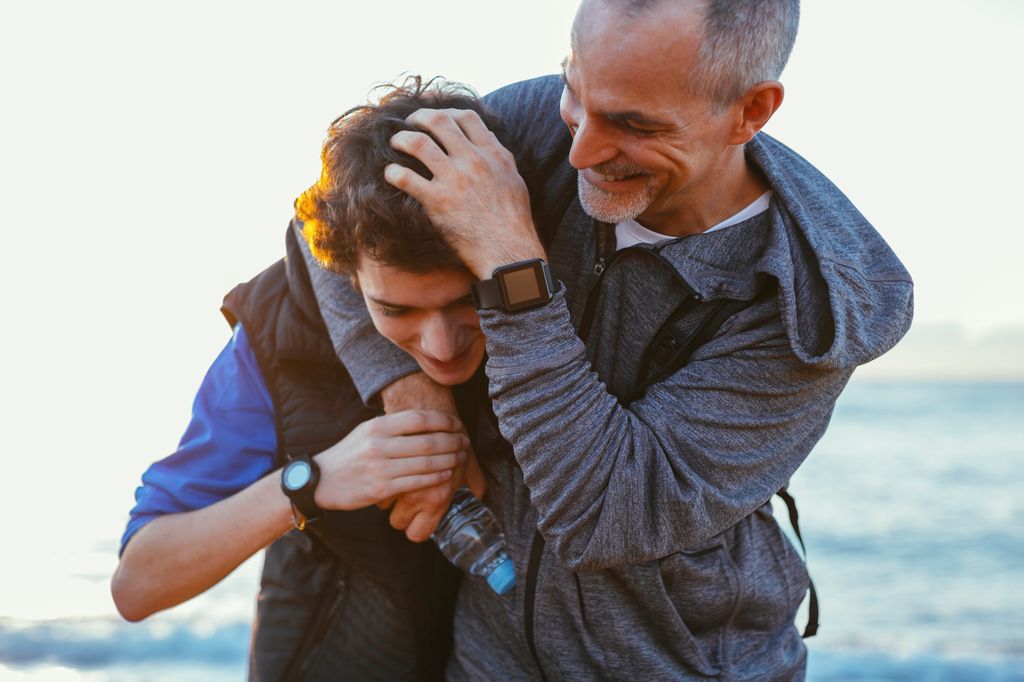 Padre con su hijo adolescente en la playa