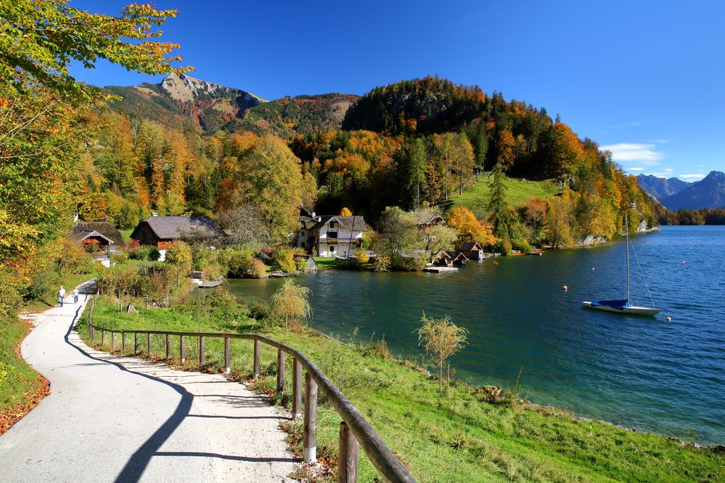 Paisaje de otoño colorido con la aldea Brunnwinkl en Saint Gilgen en la orilla del lago Wolfgangsee, Salzkammergut, Estiria, Austria