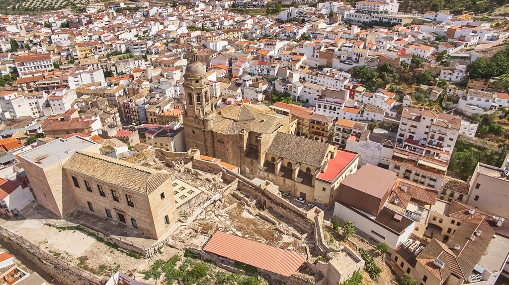 Loja (Granada) desde el cielo, con una vista privilegiada de la Parroquia de San Gabriel