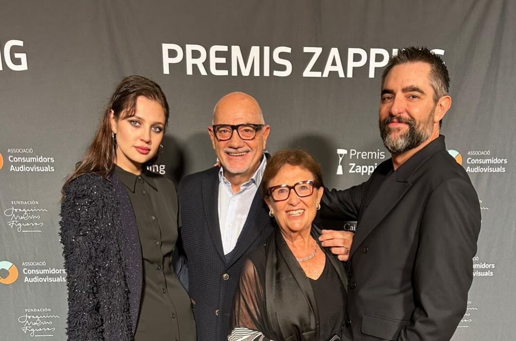 Dani Mateo posa con su novia y sus padres en los Premios Zapping