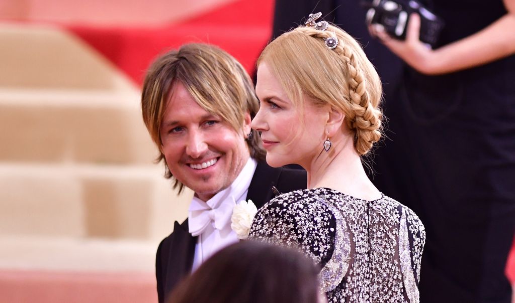 Nicole Kidman y Keith Urban sonrientes en la gala MET