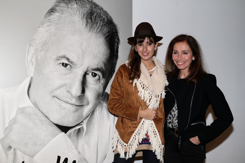 Marina San José, en un acto con su orgullosa madre y la foto de su padre detrás