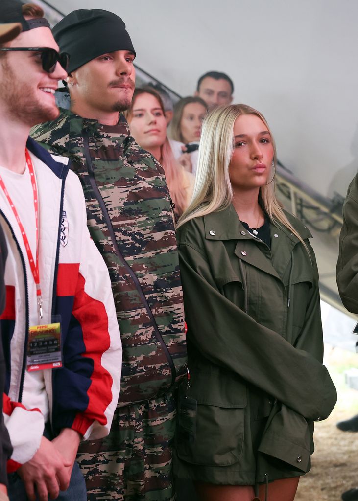 Harper Beckham se va de festival con un look de otoño lluvioso que rinde homenaje a un icono de los 90