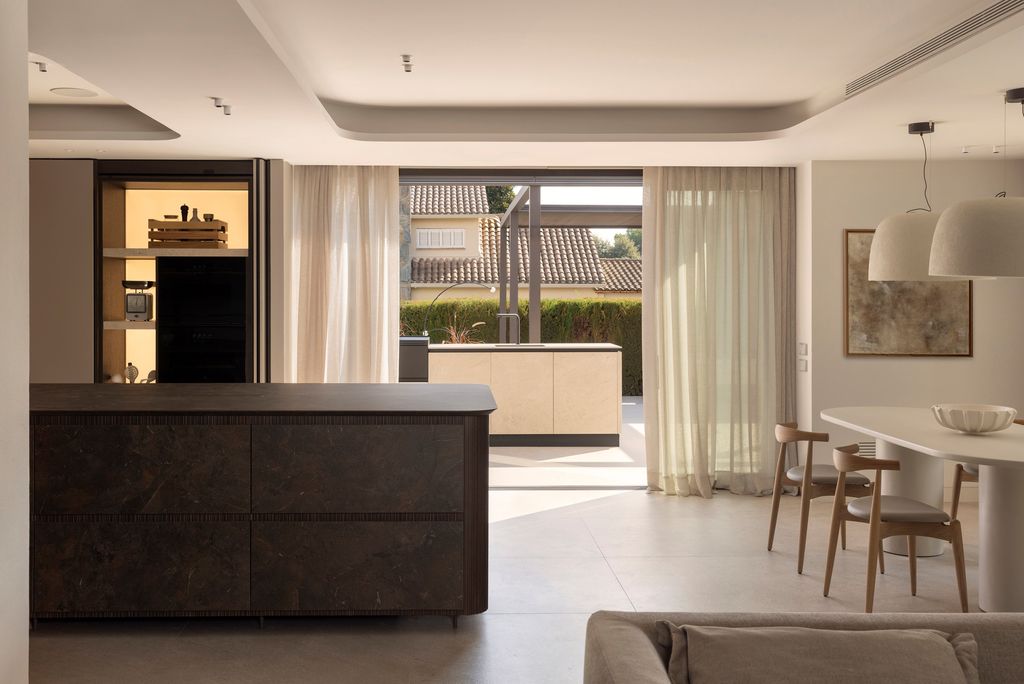 La cocina se prolonga hacia el salón y el comedor, con vistas al jardín