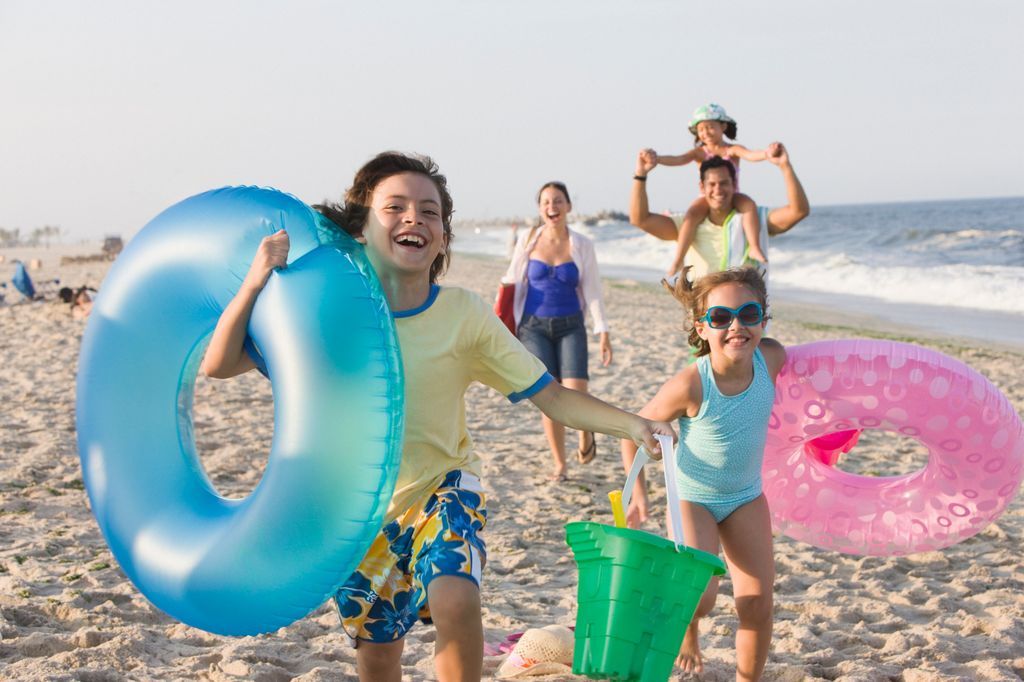 familia feliz disfrutando de un día en la playa