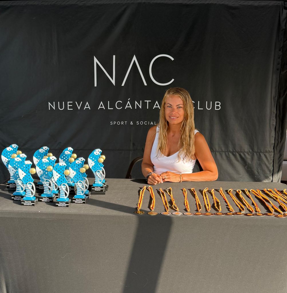 Carla Goyanes con su marido en el primer torneo de pádel en memoria de su padre