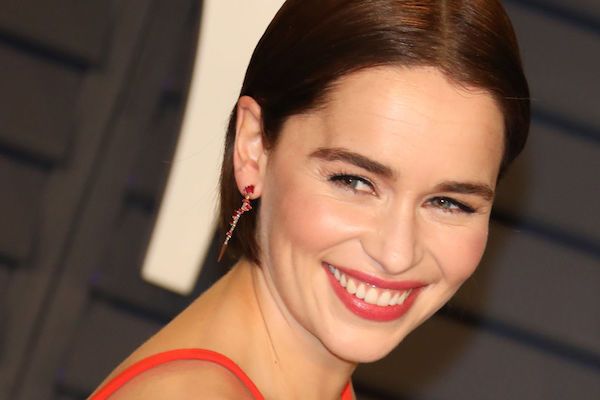 Emilia Clarke con labial rojo