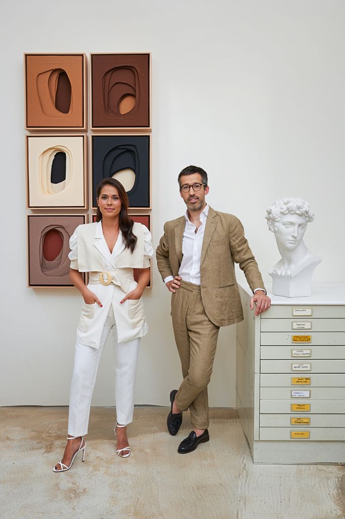 La Dra.Cristina Nuño y el Dr.Ramón Varela:dos cirujanos que representan el equilibrio entre técnica y sensibilidad, con una práctica clínica basada en la confianza y el trabajo conjunto.
