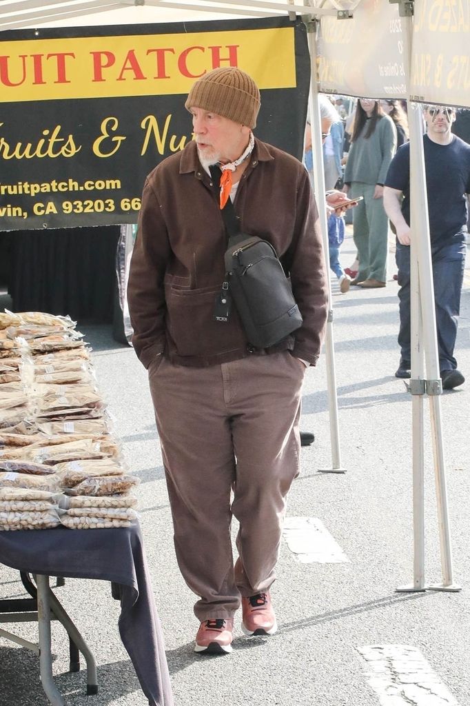 John Malkovich, de compras en el mercado agrícola de Studio City