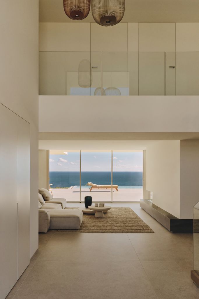 Salón minimalista con vistas al mar. 