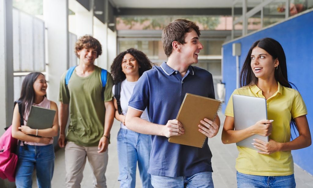Estudiantes universitarios charlando felices