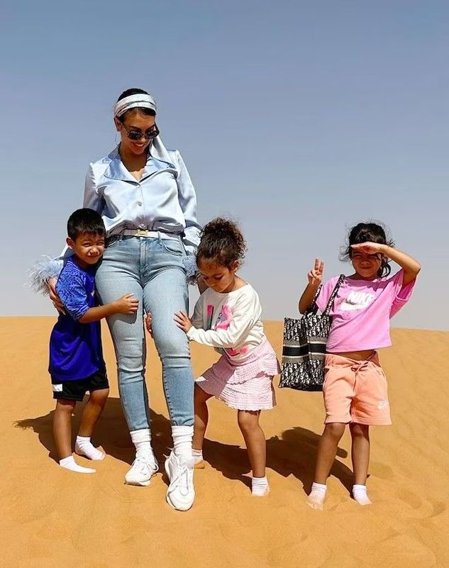 Georgina Rodríguez con sus hijos