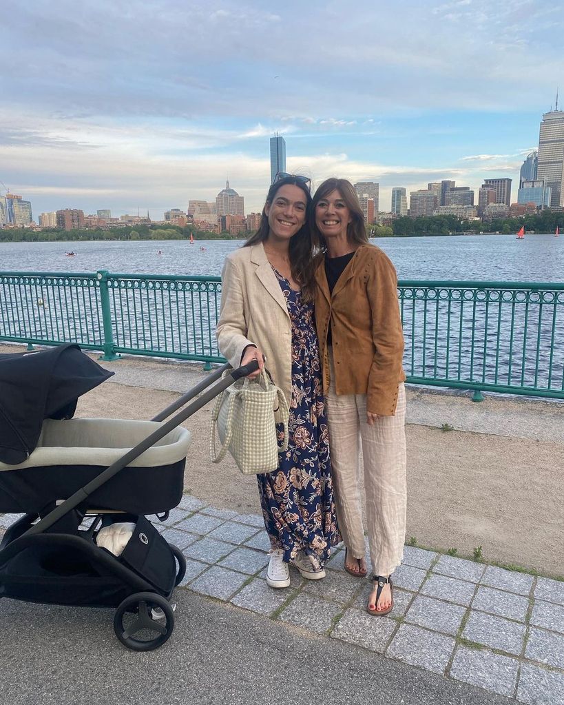 Eva Zaldívar paseando con su hija Andrea Navarro y su primer nieto