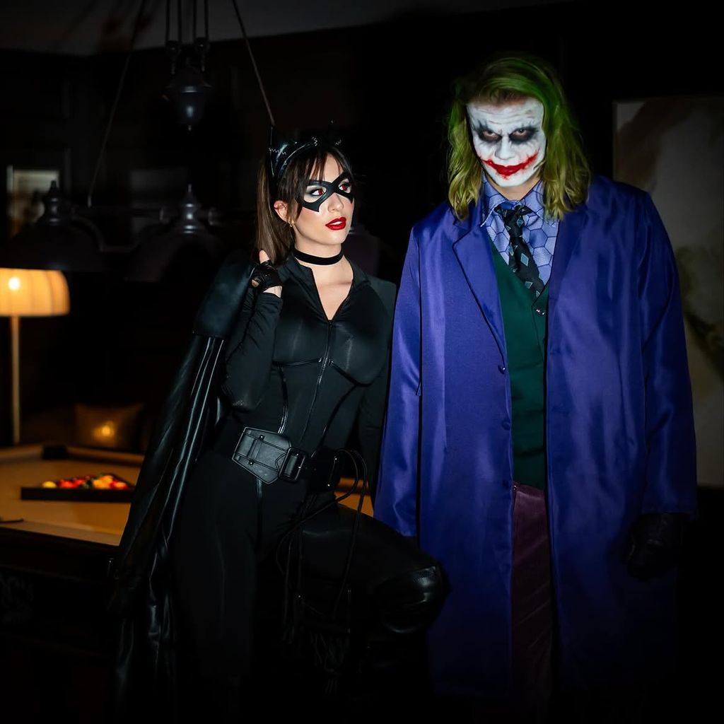 La pareja derrocha complicidad en cada una de sus apariciones públicas, como en esta fiesta de disfraces, en la que él se disfrazó de Joker y ella de Catwoman