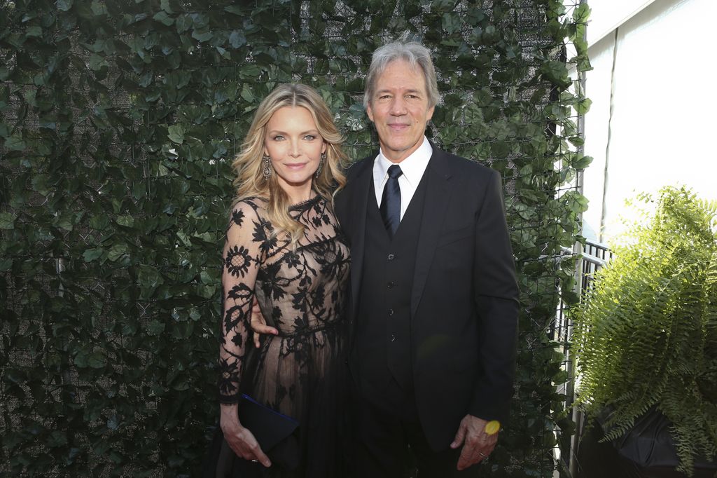 Michelle Pfeiffer y su marido David E. Kelley en los premios Emmy de 2017
