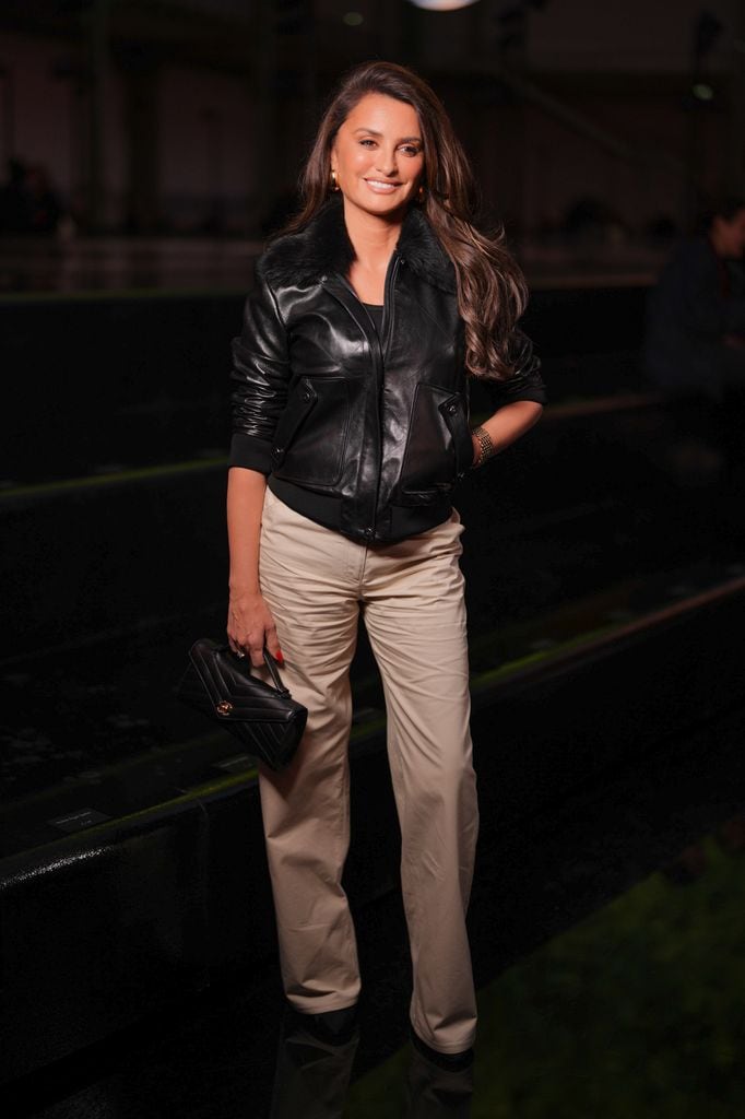 Penélope Cruz deslumbra como fiel amiga de la se presentó en el desfile de Chanel con un look relajado.