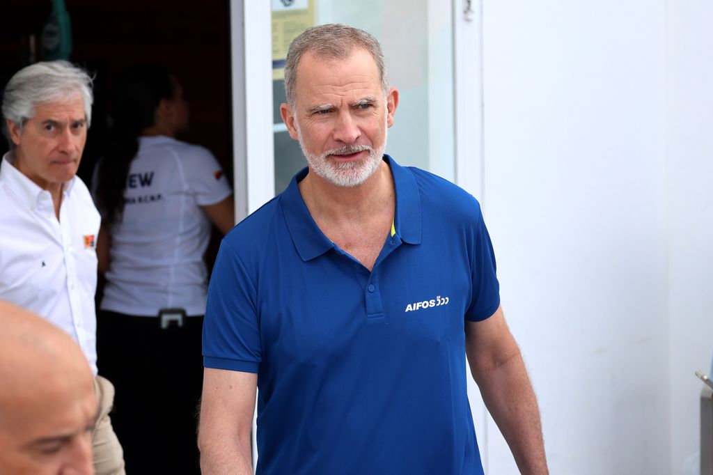El rey Felipe Vi a punto de embarcar al Aifos