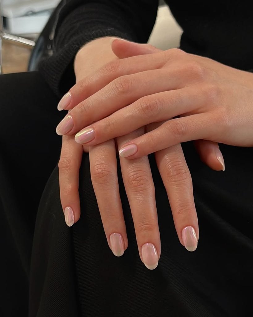 Uñas nude con efecto perlado o glaze