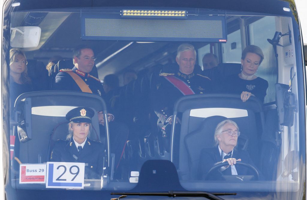 El rey Felipe de Bélgica y la reina Matilde de Bélgica a bordo de un autobús junto a otros miembros de la realeza