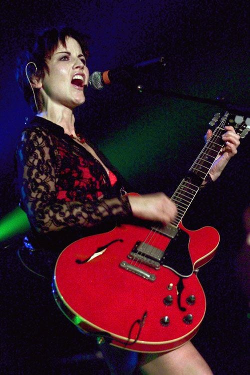 Dolores O'Riordan durante un concierto perteneciente a la gira de la banda en el 2002