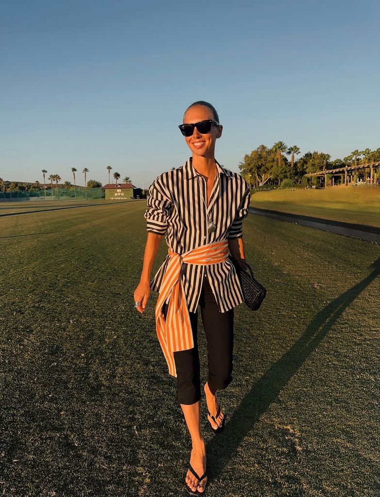 Lucía Bárcena marca cintura con una camisa y un fajín