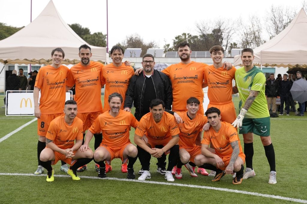 Dani García con los jugadores de fútbol en el partido celebrado para recaudar fondos y destinados a los afectados por la DANA.