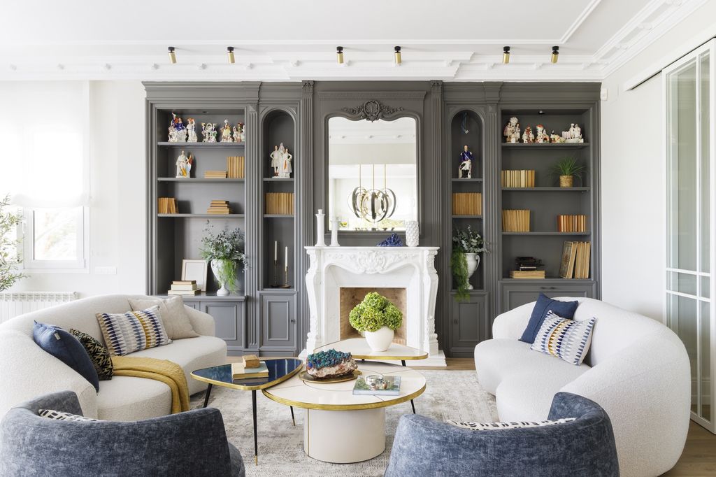 Salón con chimenea y mueble a medida. 