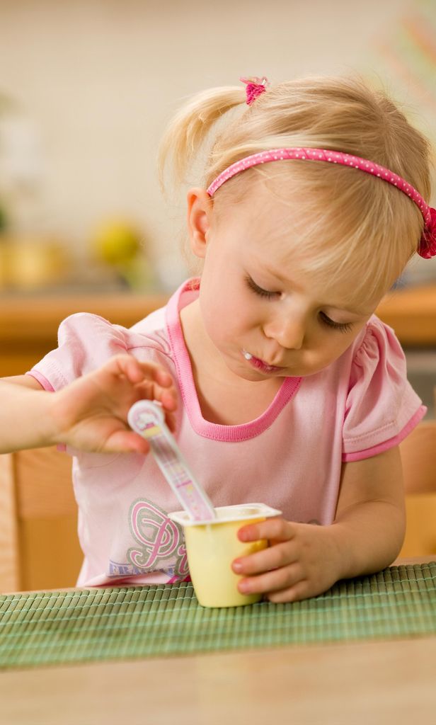 Niña comiendo yogur