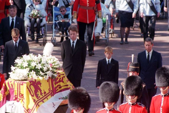 Ahora sí, tal y como predijo el tío Charles Spencer, el único camino posible para Harry es seguir los pasos de su madre
