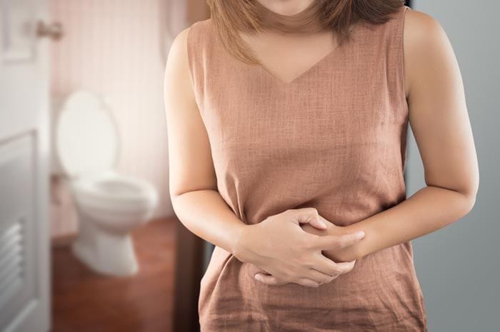 mujer con dolor de tripa