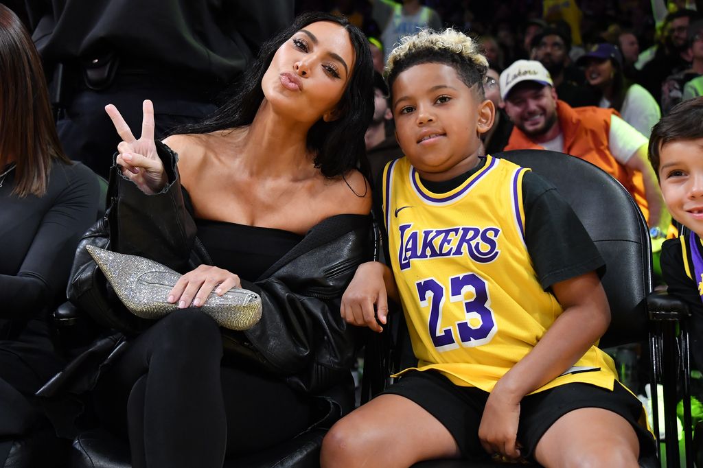 Kim Kardashian con su hijo and Saint West en un juego de Los Angeles Lakers.