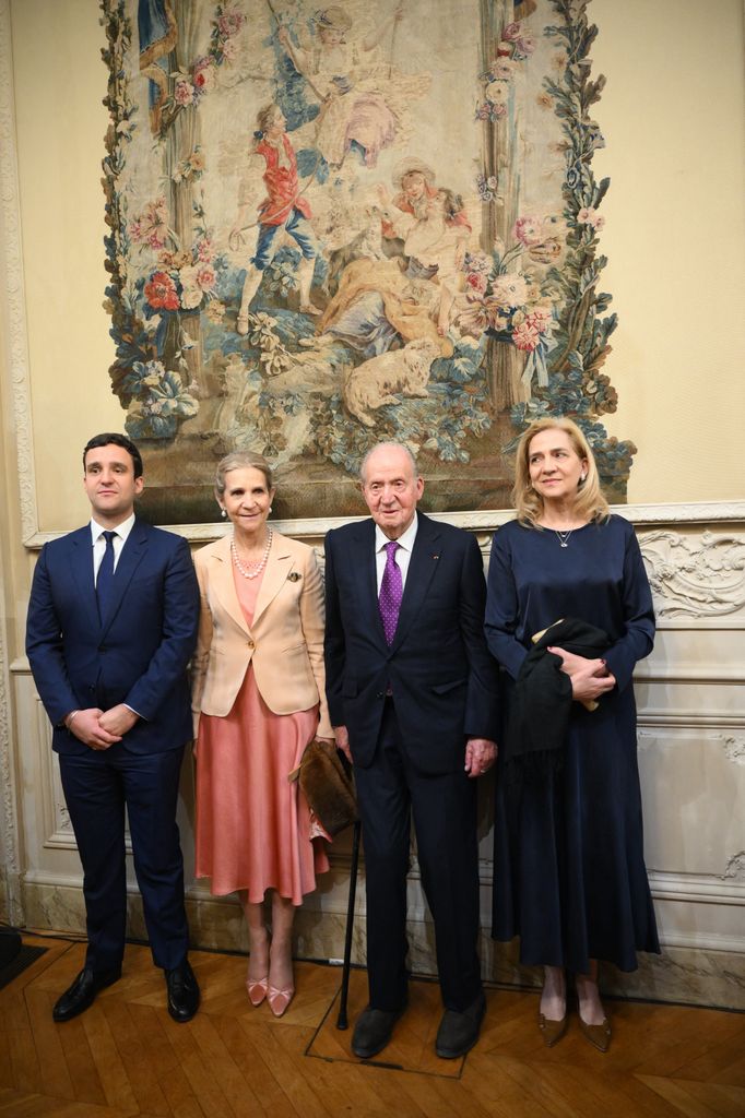Don Juan Carlos, sus hijas y su nieto juntos en el Día del Libro Político de Francia