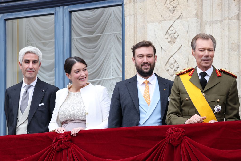 Enrique de Luxemburgo posa con sus hijos, Sebastian y Alexandra, el día de su abdicacióm