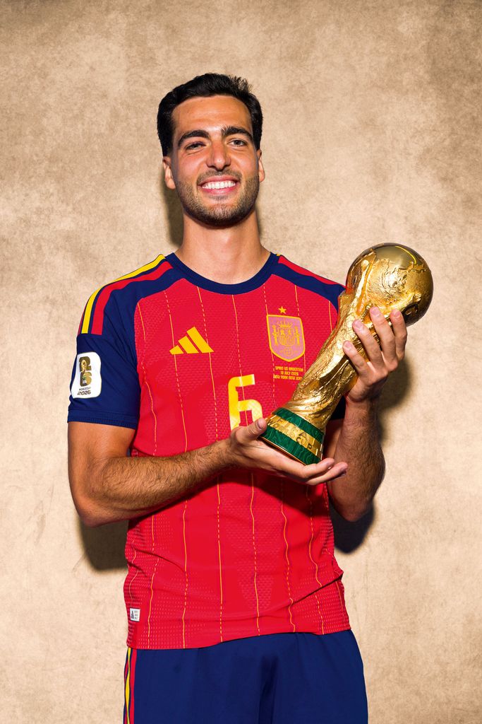 Míkel Merino con la Copa del Mundo