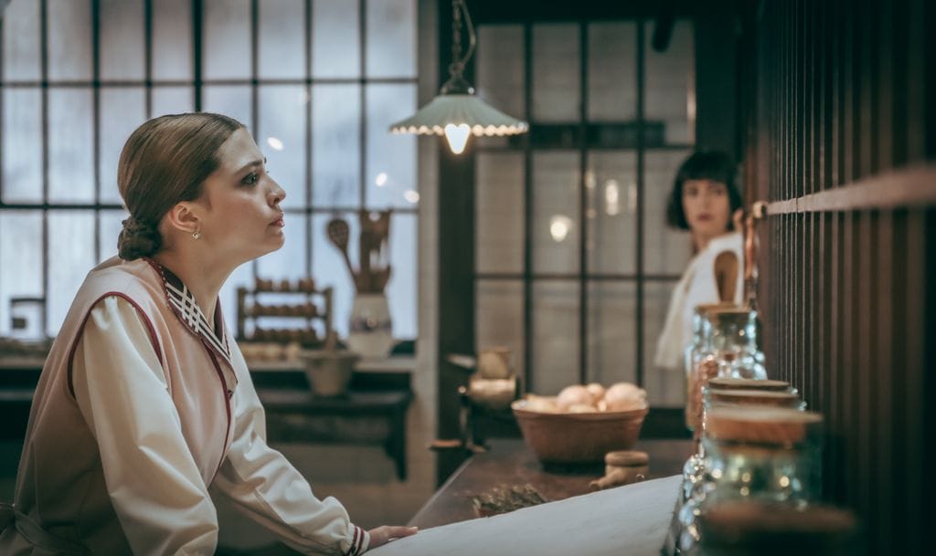 Cecilia estalla la enterarse que Ana se ha besado con Manuel
