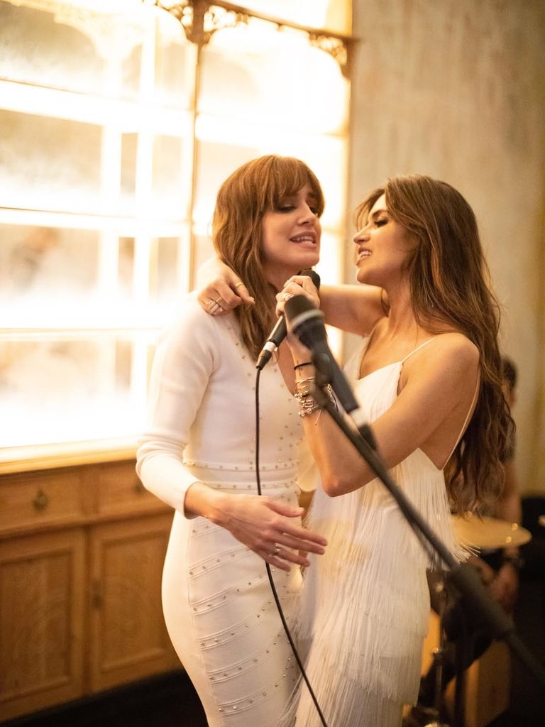 Las dos grandes amigas, en una de las fotos que ha rescatado Sara para festejar este día
